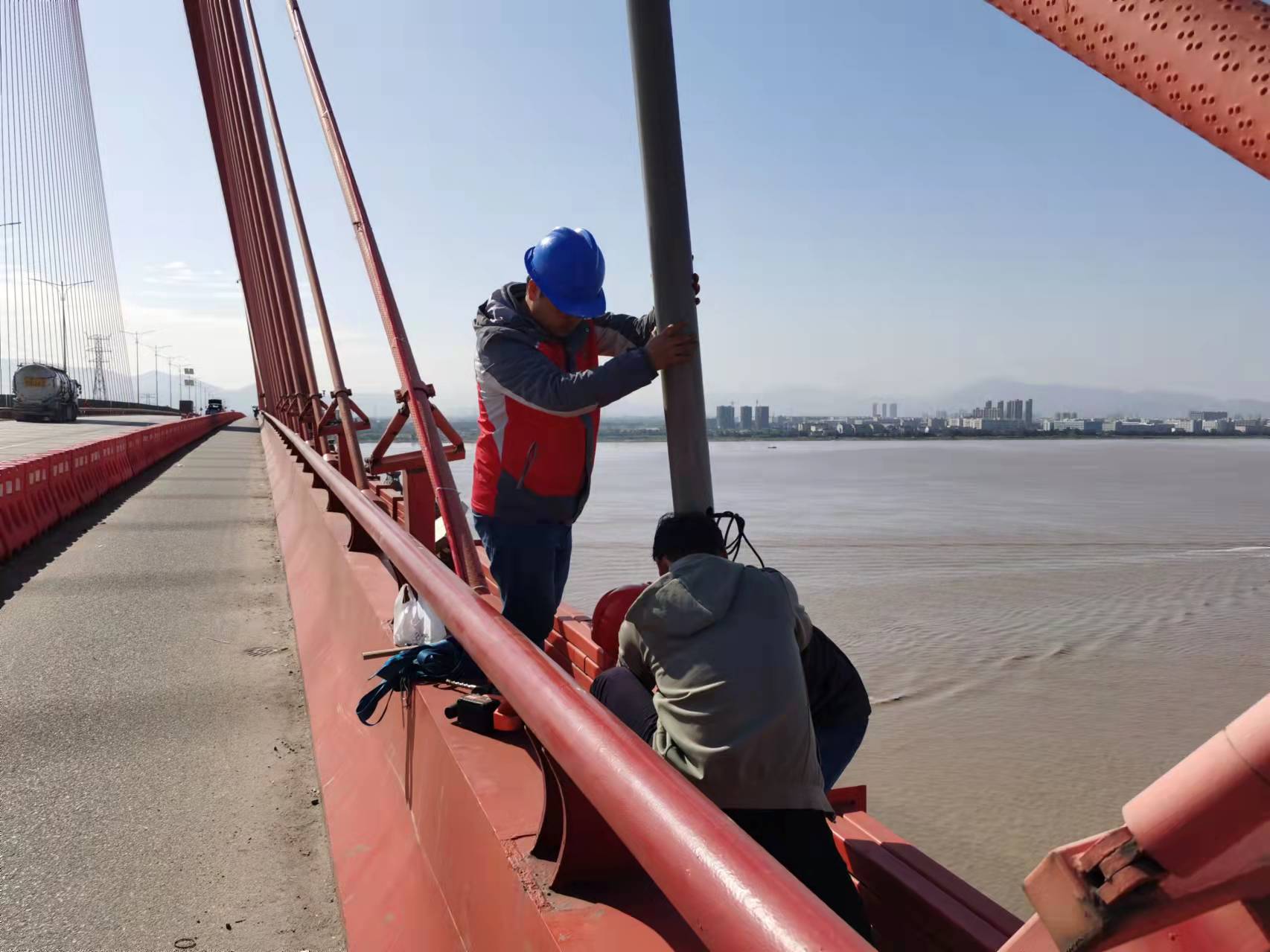 �������